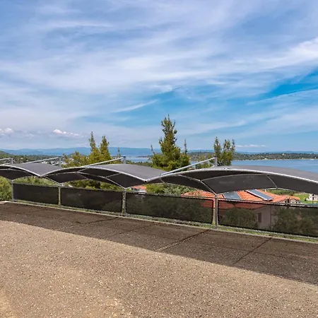 מלון דירות Thea Luxury 4*