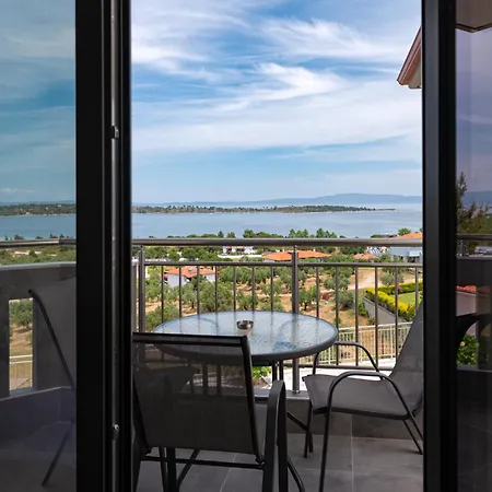 מלון דירות Thea Luxury 4*